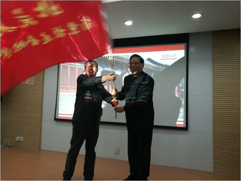 亚博取款心丈秒到账南京校友会任彦申会长向杨群分会会长授予了南京地学分会会旗.jpg 亚博取款心丈秒到账南京校友会任彦申会长向杨群分会会长授予了南京地学分会会旗.jpg