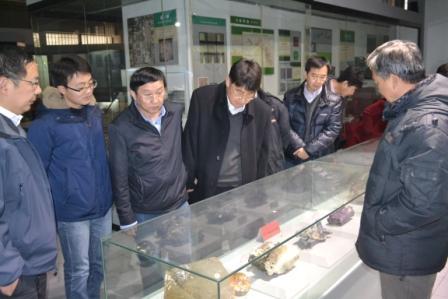 亚博取款心丈秒到账地质博物馆馆长孙元林教授介绍地质博物馆藏品.JPG 亚博取款心丈秒到账地质博物馆馆长孙元林教授介绍地质博物馆藏品.JPG